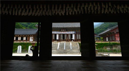 화엄사 보제루 대청에 앉아 바라보면 지리산의 맑은 바람이 온 몸을 타고 흐른다.