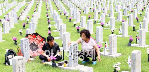 [포토]6.25전쟁 65주년....'아버지 기리며'
