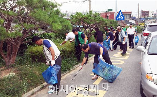 [포토]광주 서구 양동, U대회 대비 일제 대청소 실시