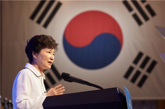 박근혜 대통령이 24일 6.25전쟁 65주년 국군 및 UN군 참전유공자 위로연에서 발언하고 있다.(사진제공 : 청와대)