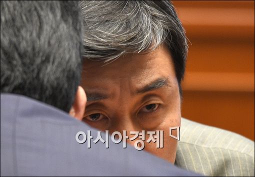 [포토]귀속말 나누는 이종걸 원내대표