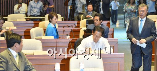 [포토]문재인 대표 바라보는 이종걸 원내대표