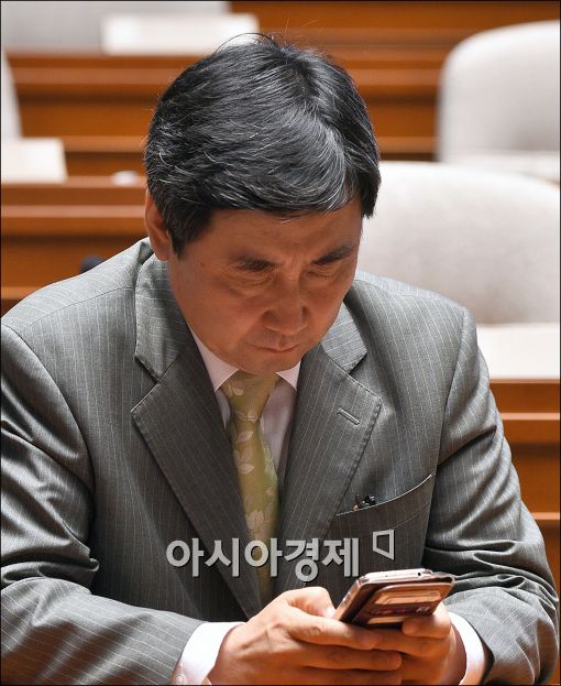 [포토]휴대폰 확인하는 이종걸 원내대표