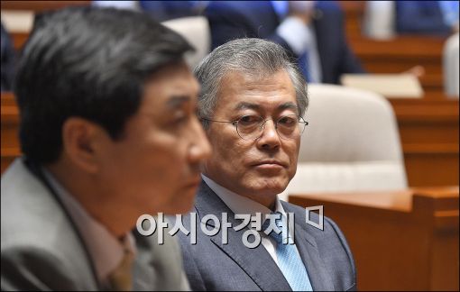 [포토]이종걸 원내대표 바라보는 문재인