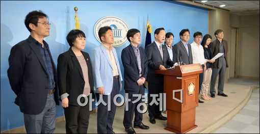 [포토]긴급 기자회견 갖는 김상곤 혁신위원장