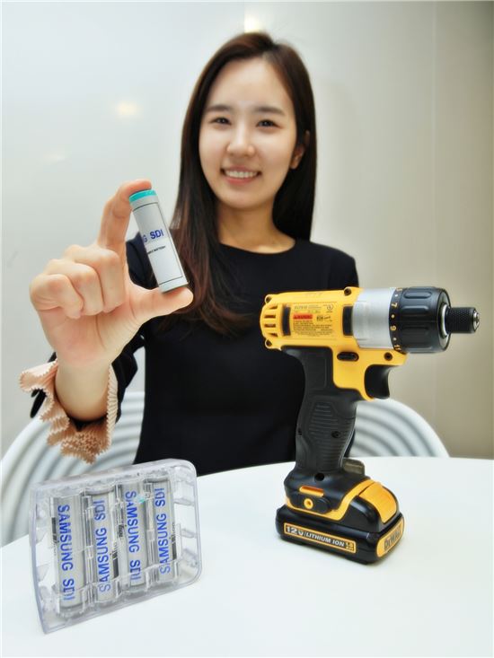 전동 드릴에 적용된 삼성SDI의 원형 리튬이온 배터리 (사진제공 : 삼성SDI)