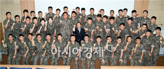 제221 광주대 학생군사교육단(단장 은성수 중령)은 25일 오후 대학 백인관 컨퍼런스룸에서 국순욱 부총장이 참석한 가운데 ‘2015년 학생군사교육단 하계훈련 출정식’을 갖고 7월과 8월 두 차례에 걸쳐 충북 괴산 육군학생군사학교에서 병영입소훈련을 받을 학군사관후보생들을 격려하고 건승을 기원했다.