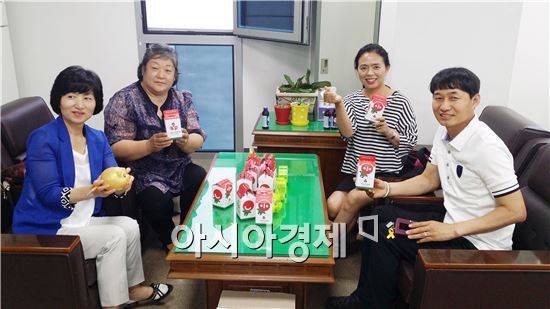 [포토]화순 성문교회, 광주시 남구에 네팔 지진 성금모금 릴레이 기부