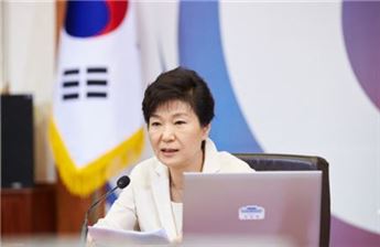 지난달 25일 청와대에서 국무회의를 주재하고 있는 박근혜 대통령. (사진제공 : 청와대)
