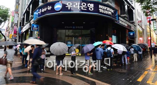 [포토]비도 막지 못하는 애플워치 인기 