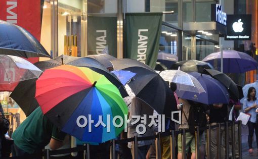 [포토]애플워치를 향한 '우산행렬' 