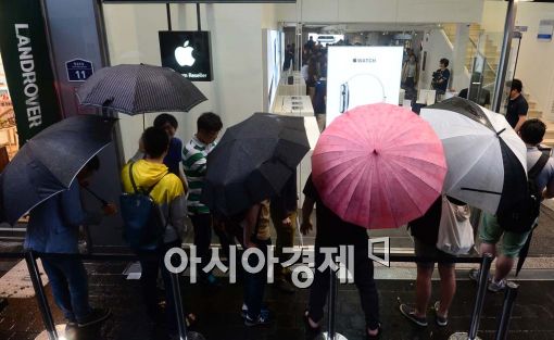 [포토]애플워치를 향한 우산행렬 