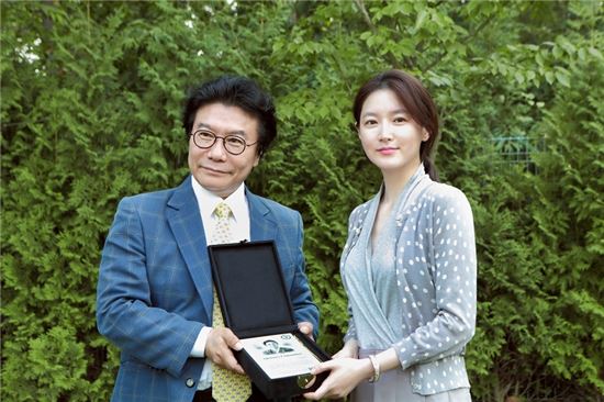 배우 이영애(오른쪽)가 한국장애인재단 이성규 이사장으로부터 자문위원장 위촉패를 전달 받고 있다.
