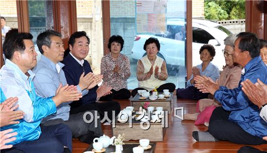 [포토]메르스 이겨낸  보성주민들에게 박수치는 정종섭 행자부장관