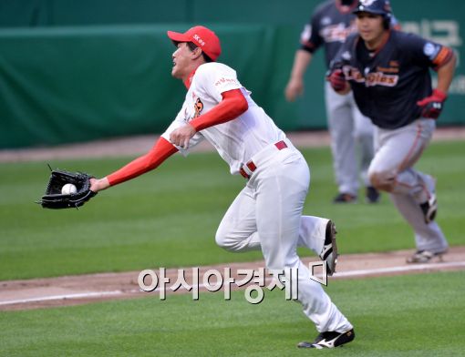 [포토]김광현, '투수 앞 땅볼도 문제 없어!'