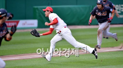 [포토]빠른 순발력으로 수비하는 김광현