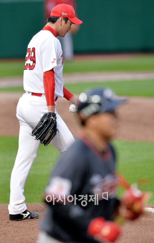 [포토]밀어내기로 첫 실점하는 김광현