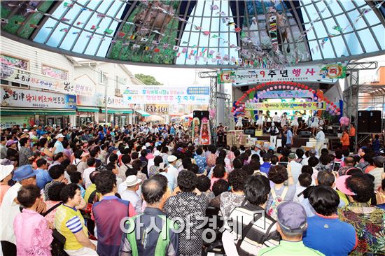 장흥군(군수 김성)은 오는 7월 4일 정남진 장흥 토요시장 개장 10주년을 맞아 다채로운 문화이벤트를 개최한다.
