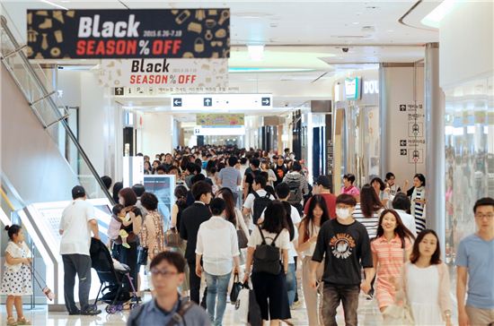 지난 27일 오후, 블랙시즌오프를 맞아 고객들이 롯데월드몰에서 쇼핑을 즐기고 있다.
