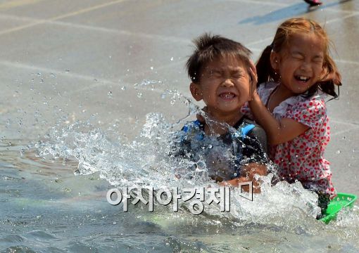 [포토]물놀이 남매 