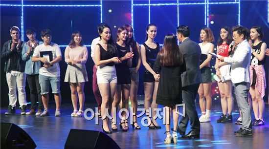 광주U대회 세계 대학생 LTE 방송국 유니브로(주간 정 철)www.uni-bro.com)에서 활약하고 있는 호남대학교 통합뉴스센터 학생기자들로 구성된 ‘유니걸스’가 ‘광주·전남지역 외국인 유학생 K-POP 콘테스트’에서 우수상을 수상했다.   

