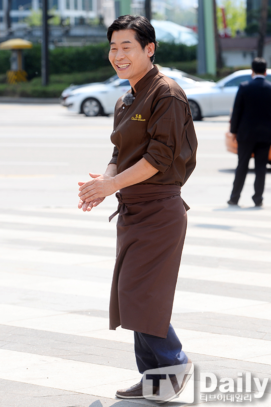 [포토] 강남역 일대 나타난 '쿡방 대세' 이연복 셰프 '호탕한 웃음'