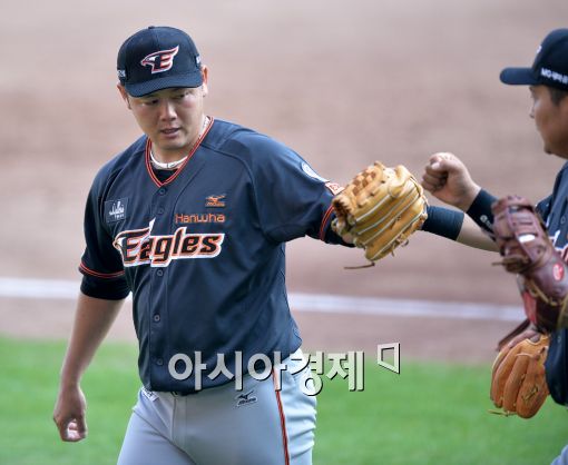 [포토]송창식, '견제사로 위기 넘겼어!'