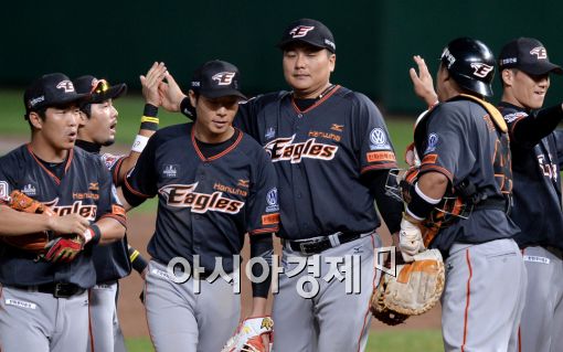 [포토]김태균, '홈런 한 방으로 위닝시리즈 이끌었어!'