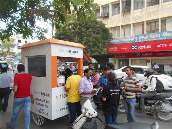 인도 수도 델리 남쪽에 자리잡은 '타지마할의 도시' 아그라 거리에서 아마존 인디아의 '차이 카트' 프로그램으로부터 도움을 받고 있는 우유차 노점상 주변에 시민들이 삼삼오오 모여 있다(사진=아마존 인디아).
