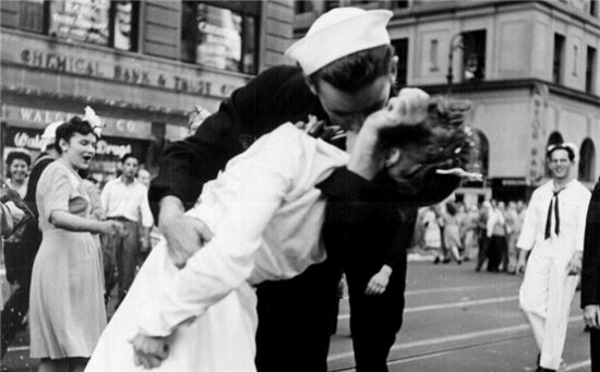 ▲20세기 가장 유명한 '키스하는 수병' 사진을 두고 논란이 일고 있다.[사진제공=
Peteforsyth/wikimedia commons/사이언지] 