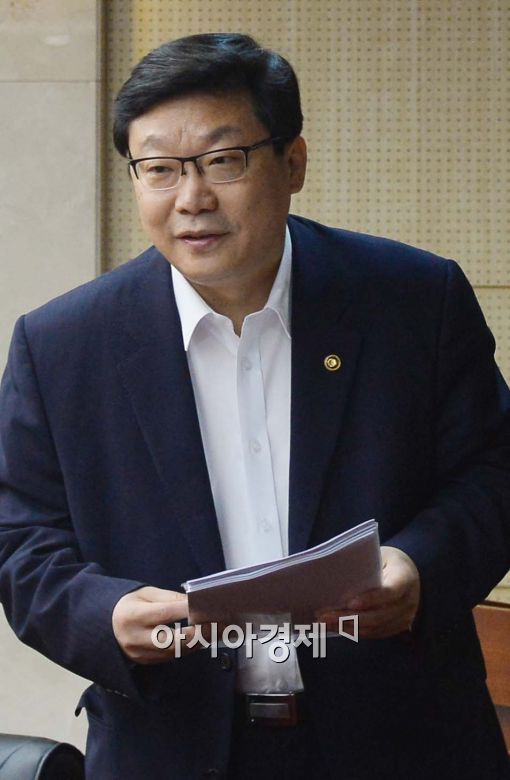 [포토]입장하는 주형환 기재부 1차관