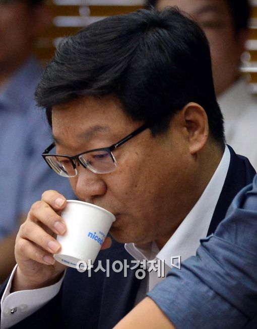 [포토]목 축이는 주형환 기재부 차관