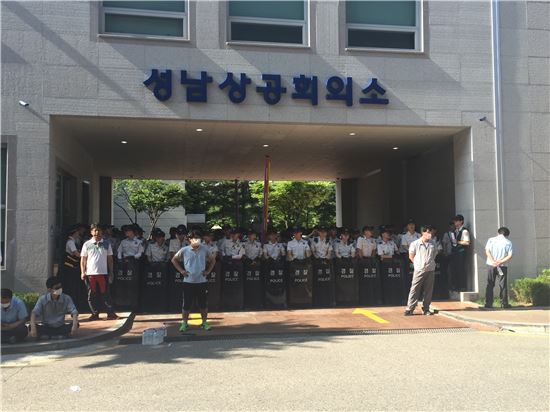 [포토]삼성테크윈 주총  파행…노조-경찰 '대치' 중