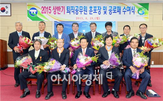 고창군(군수 박우정)은 2015년 상반기 명예퇴직 및 정년퇴직 기념식을 개최했다.
