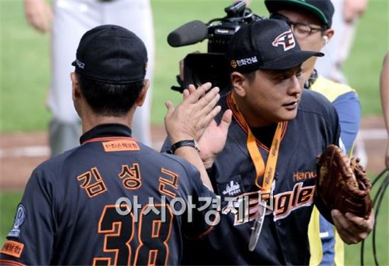 프로야구 한화 김성근 감독(왼쪽)과 내야수 김태균[사진=김현민 기자]