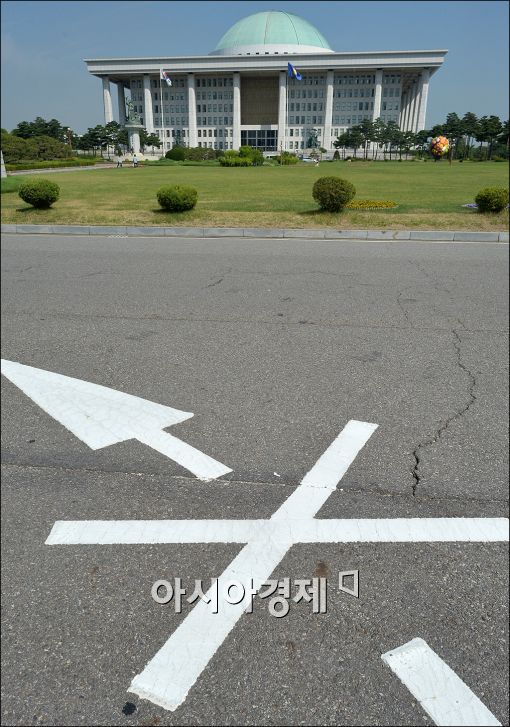 정무위 '신동빈' 증인소환 시기 이견…與野 고성 끝 파행(종합)