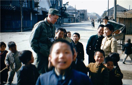 전쟁 직후 군산 거리의 아이들.