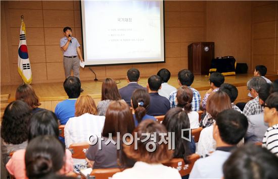 장흥군(군수 김성)은 29일 군청 회의실에서 공직자 300여명이 참석한 가운데 국비확보 및 예산실무 역량강화 교육을 실시했다.
