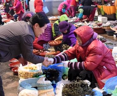 <주철현 여수시장이 추진해온 '소통 행정'이 성과를 보이고 있다는 게 여수시민들의 대체적 평가다. 사진은 지난 겨울 전통시장을 방문해 상인들을 격려하고 있는 주 시장의 모습.>