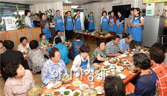 광주 남구 주월1동 한님사랑봉사단(회장 김엘리사벳)은 29일 관내 음식점에서 독거노인 어르신 50여 명을 초청, 어르신들의 건강을 기원하고 감사의 인사를 전하는 ‘건강한 여름나기 삼계탕 나눔잔치’를 마련했다.사진제공=광주시 남구

 
