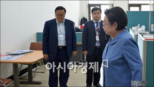 [포토]김을동, 취재진 피해 회의 참석