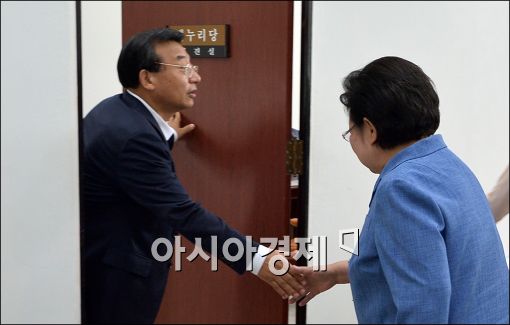 [포토]손 잡은 이정현·김을동