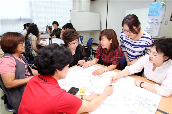 광주광역시 북구(청장 송광운)는 내달 8일까지 매주 수요일에 평생학습문화센터에서 관내 9개 행복학습센터 매니저 및 실무위원들이 참여한 가운데 ‘커뮤니티 맵핑’ 프로그램을 운영한다.