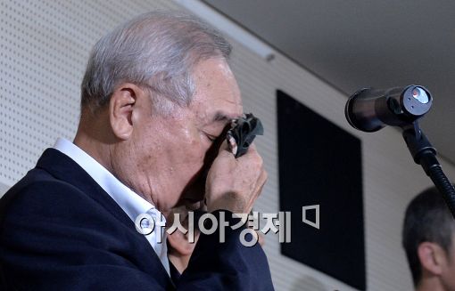 [포토]땀 닦는 김영기 KBL총재