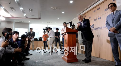 [포토]취재진의 질문에 답하는 김영기 총재