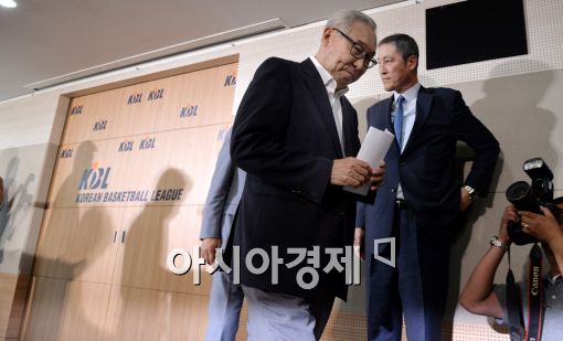 [포토]기자회견 마치고 퇴장하는 김영기 총재