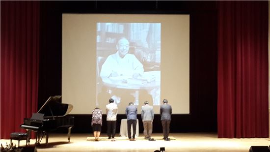 미당 탄생 100주년 시잔치…"'꼬집으면'을 '꽃이 피면'으로 들은 시인"