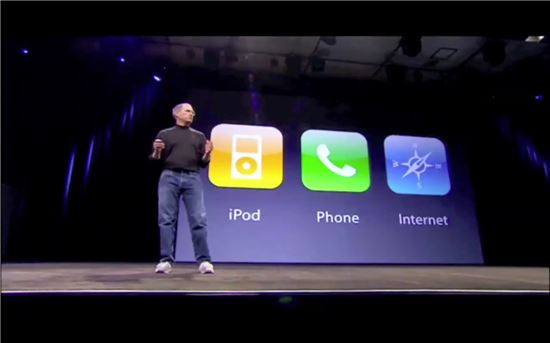 아이폰을 처음으로 소개하는 스티브 잡스 당시 애플 최고경영자(CEO)