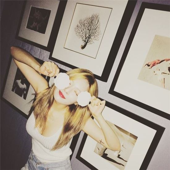 [포토] 현아, 깊게 파인 티셔츠 속 남다른 볼륨감