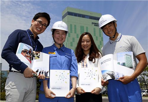 ▲포스코에너지 직원들이 이번에 발간된 '2014 포스코에너지 지속가능경영보고서'를 들고 환하게 웃고 있다.


